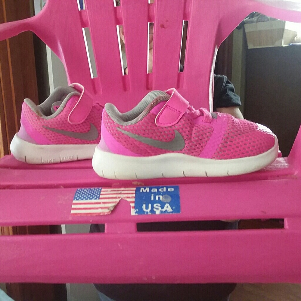 Girls pink Nike gymshoes